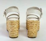 Parte trasera e las sandalias.